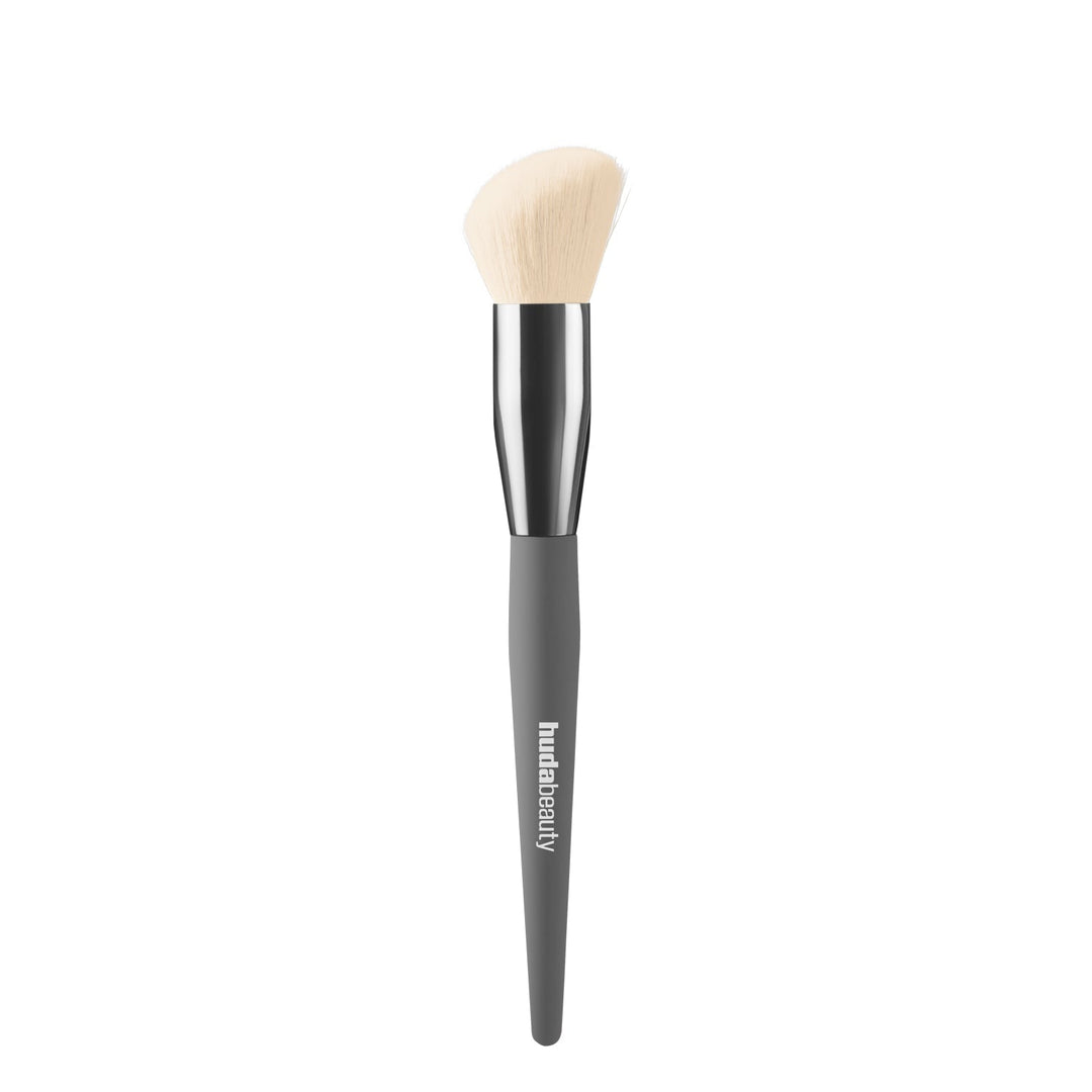Huda Beauty Diffusing Cheek Brush For Seamless Makeup Application